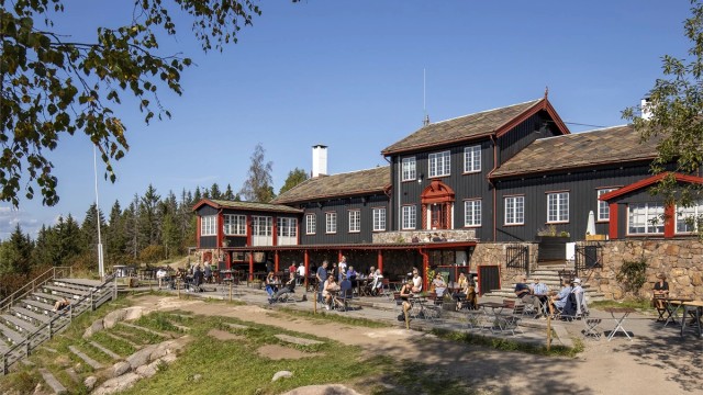 Grefsenkollen nås på ca 40 minutter fra leiligheten og byr på både restaurant, utsikt og markastemning på sitt aller beste.