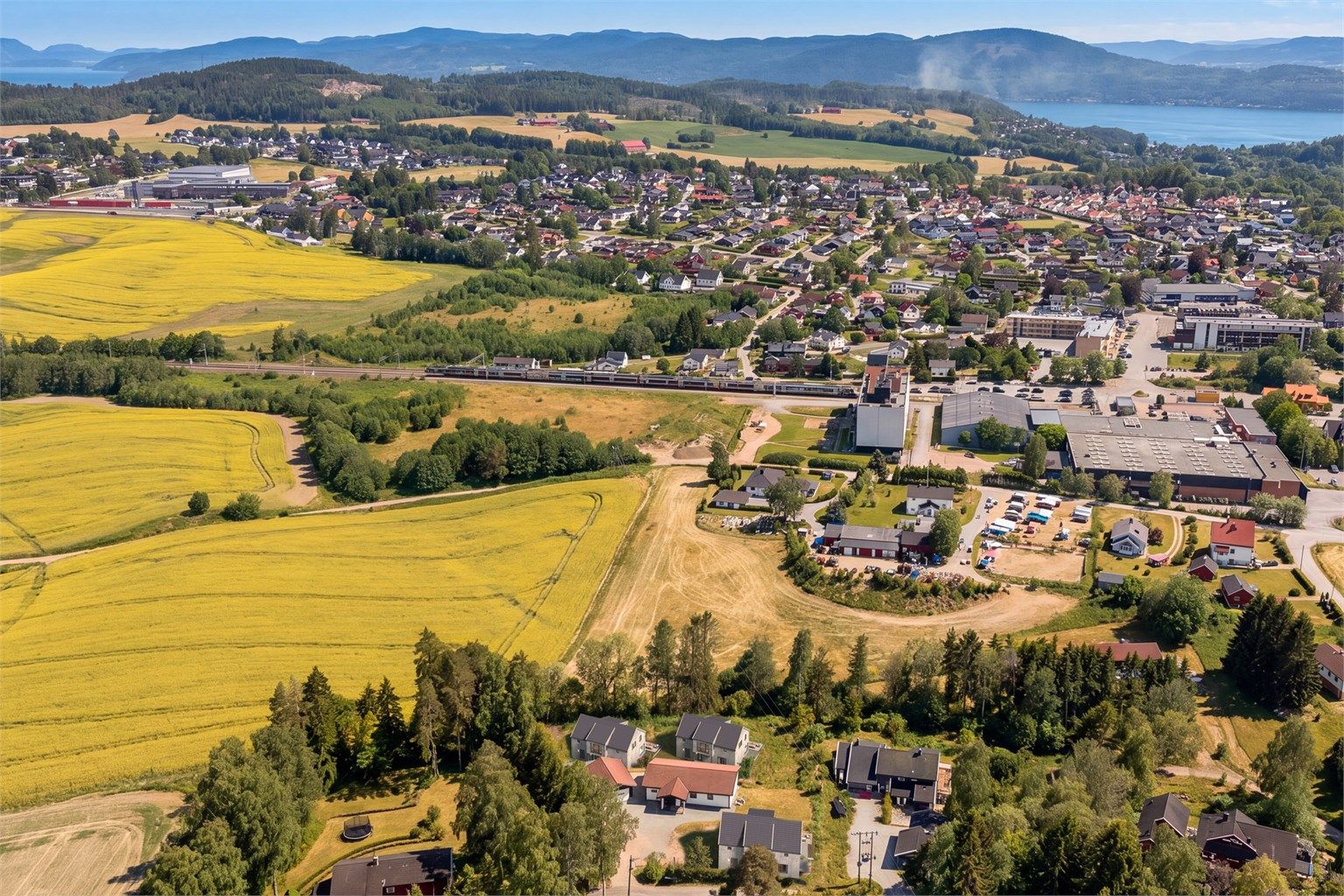 Beliggende sentralt men landlig - Her er det tegnet inn planlagte hus på nabotomter - Avvik kan forekomme 