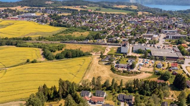 Beliggende sentralt men landlig - Her er det tegnet inn planlagte hus på nabotomter - Avvik kan forekomme