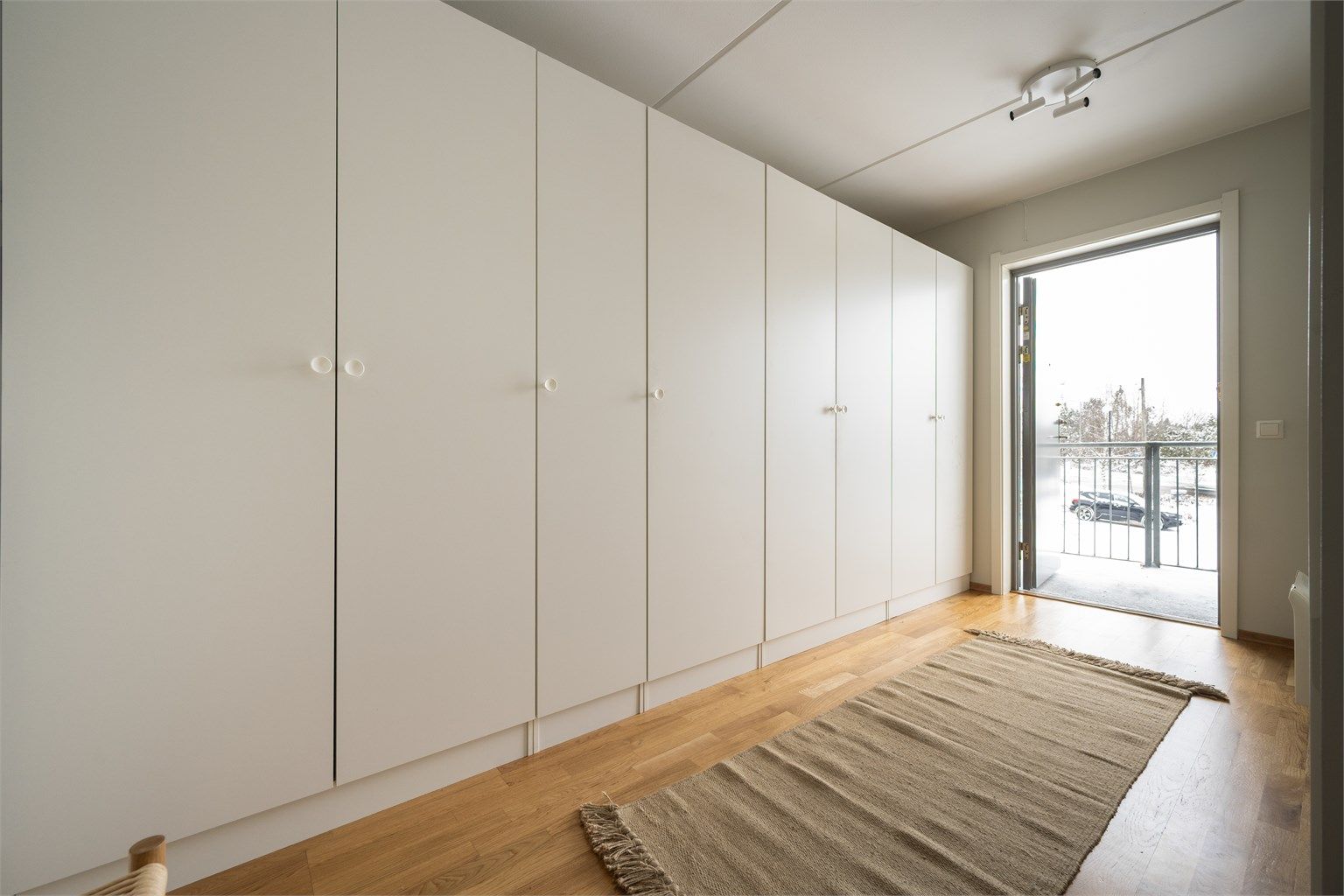 Entreen er av svært god størrelse og har en superpraktisk garderobe langsmed hele langveggen. Her har du god plass til oppbevaring av sko, yttertøy, sengetøy, turutstyr m.m. Foto: Martine Eren Jacobsen.