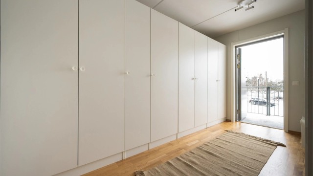 Entreen er av svært god størrelse og har en superpraktisk garderobe langsmed hele langveggen. Her har du god plass til oppbevaring av sko, yttertøy, sengetøy, turutstyr m.m. Foto: Martine Eren Jacobsen.