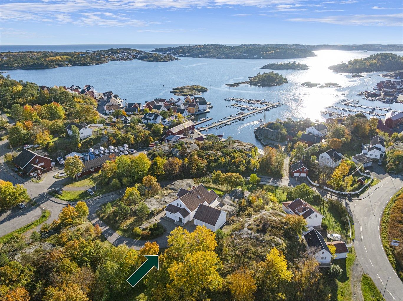 Eiendommen ligger magisk til, med gangavstand til Hotel Lyngørporten som byr på sommeråpen restaurant, ofte med underholdning/konserter i sesong. 