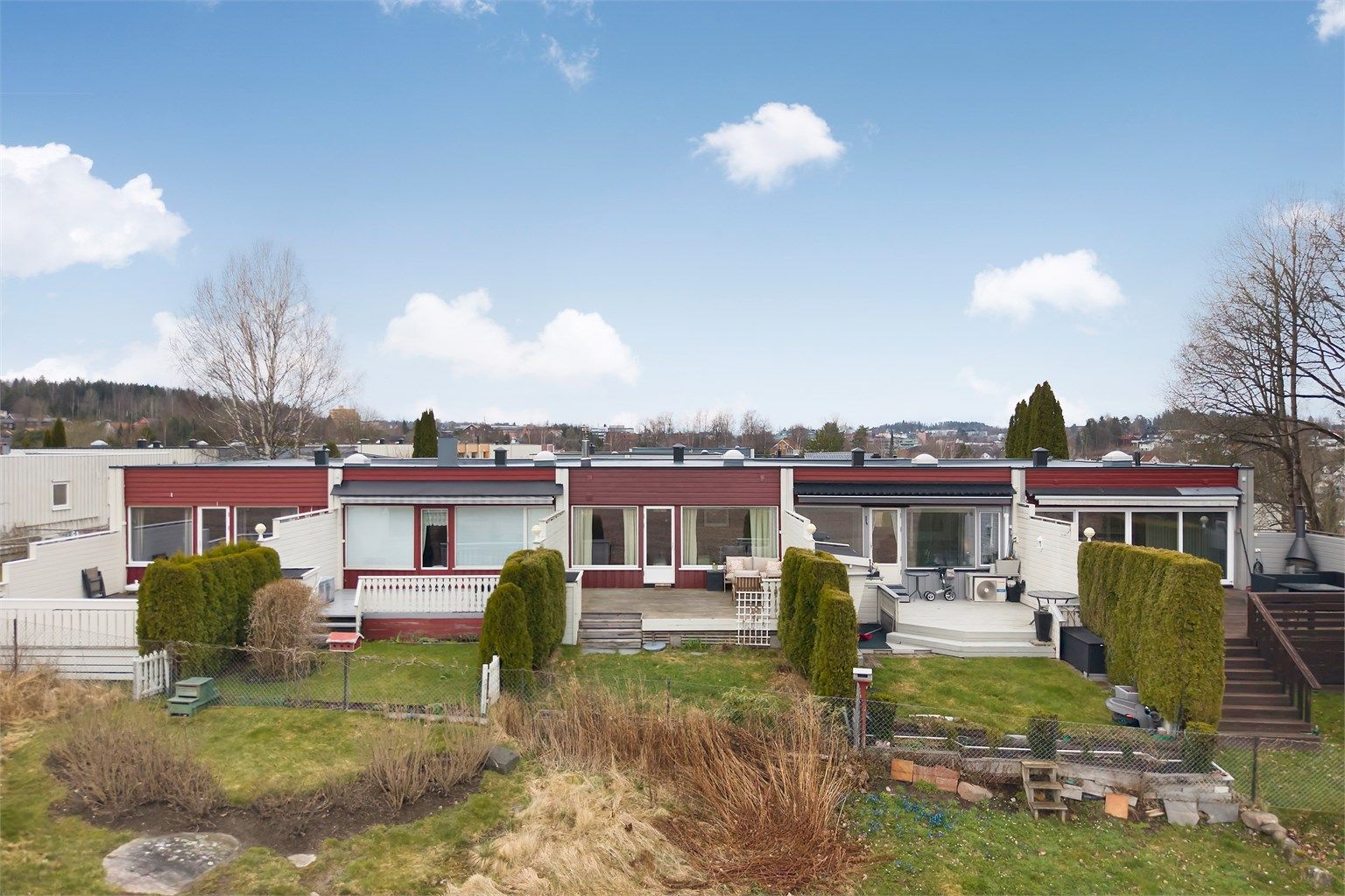 Boligen er en del av et veletablert rekkehusområde med grønne fellesarealer og trygge interne veier.