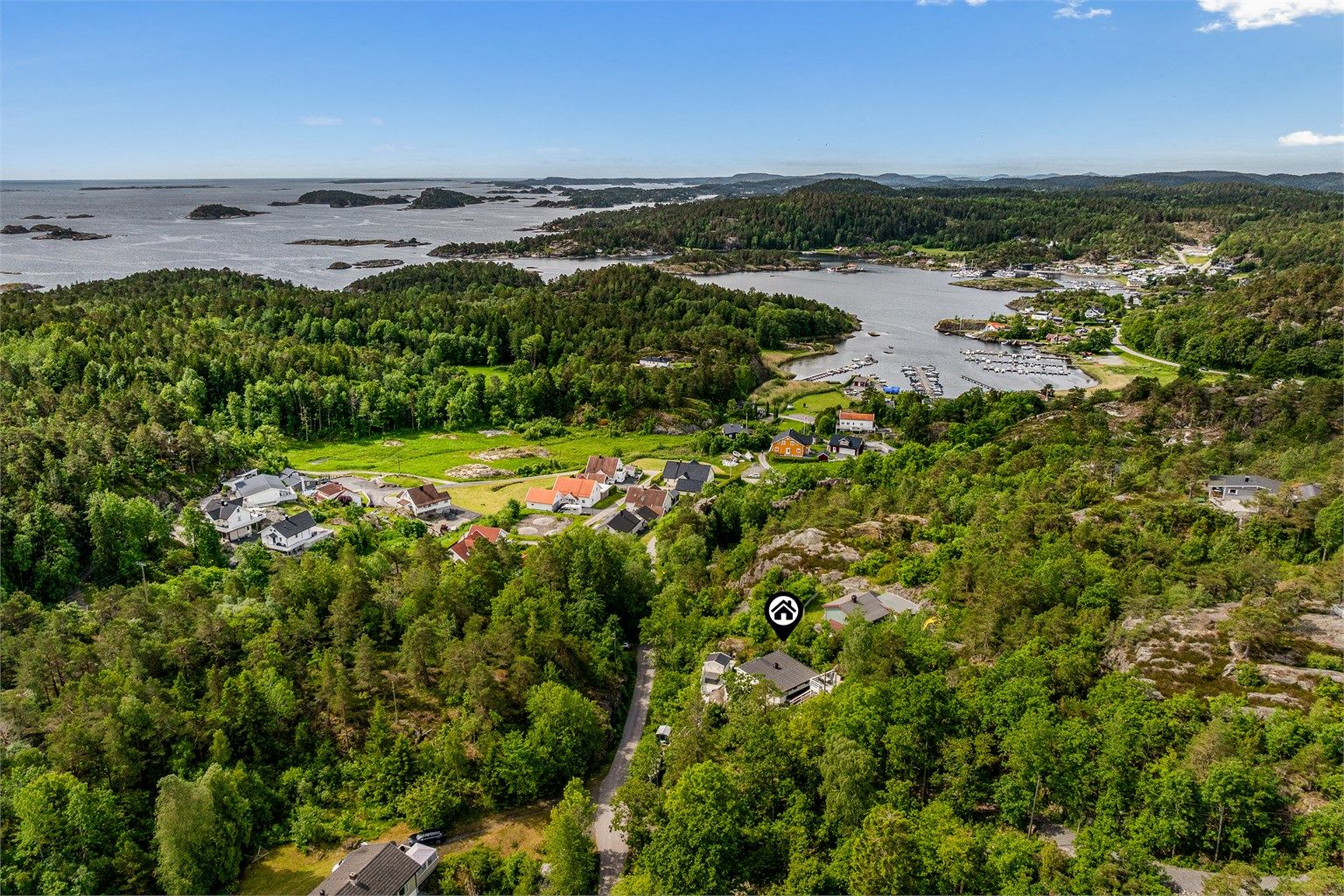 Fra hytta er det kort avstand til Brevikstrand eller Ivarsand som er områdets fineste sandstrand.