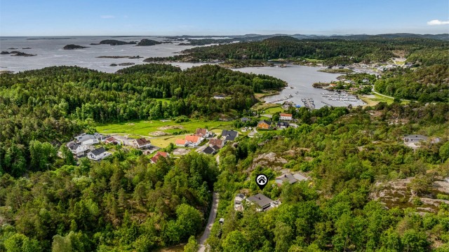 Fra hytta er det kort avstand til Brevikstrand eller Ivarsand som er områdets fineste sandstrand.