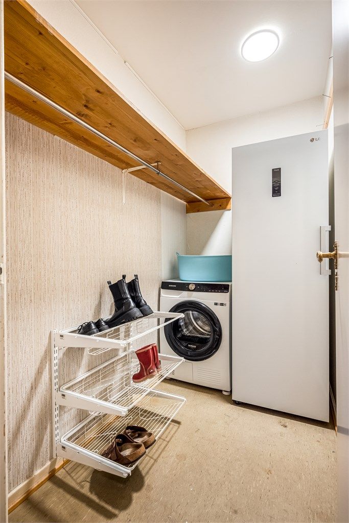 I forlengelsen av kottet fra hovedsoverommet har du også et praktisk kott/garderobe med inngang fra gangen. 