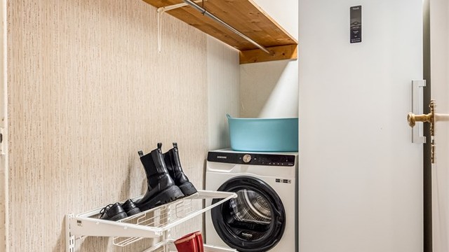 I forlengelsen av kottet fra hovedsoverommet har du også et praktisk kott/garderobe med inngang fra gangen.