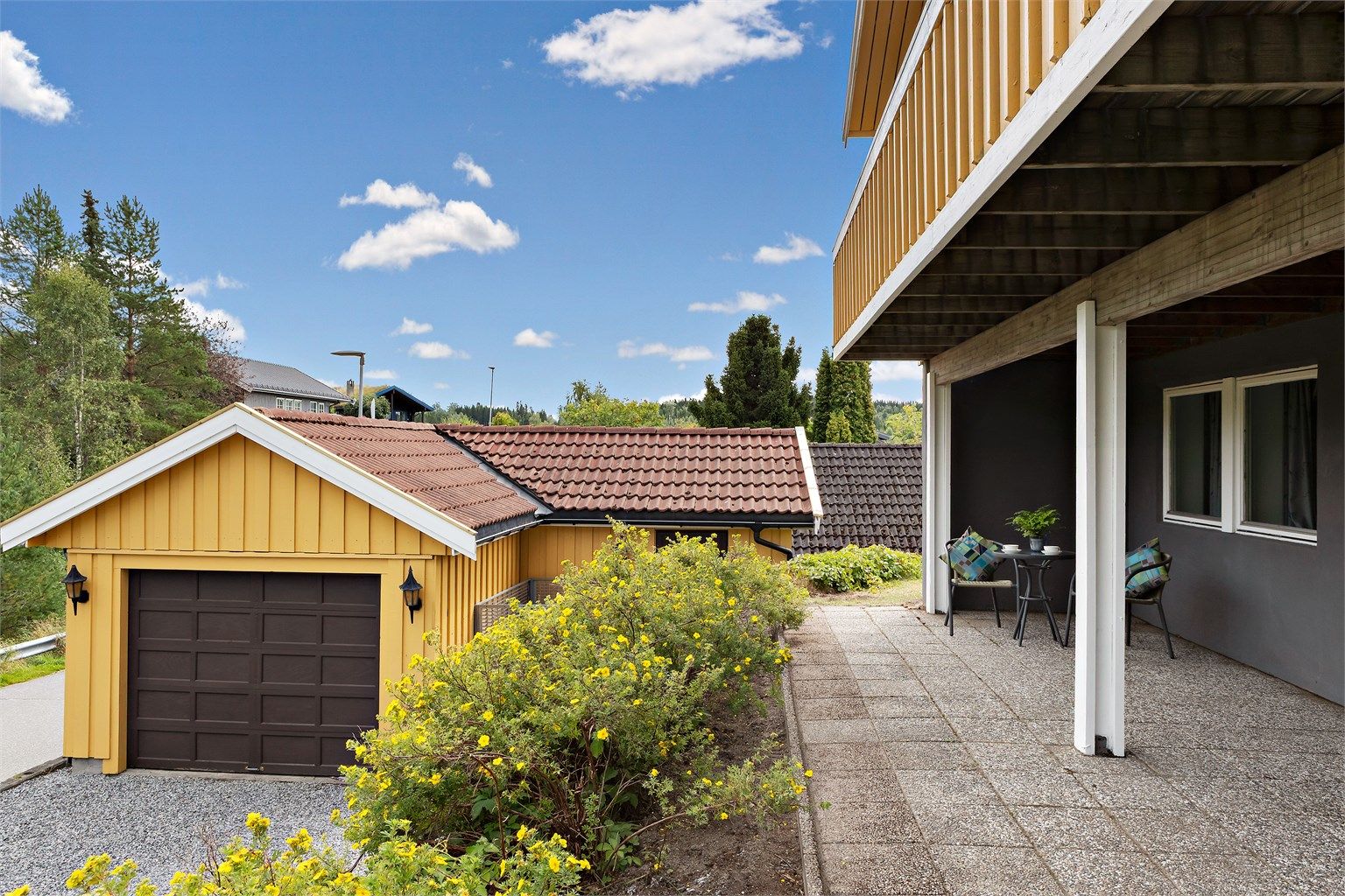 Det er parkering i frittstående garasje, samt plass til flere biler i innkjørselen.