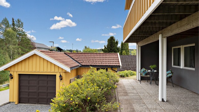 Det er parkering i frittstående garasje, samt plass til flere biler i innkjørselen.