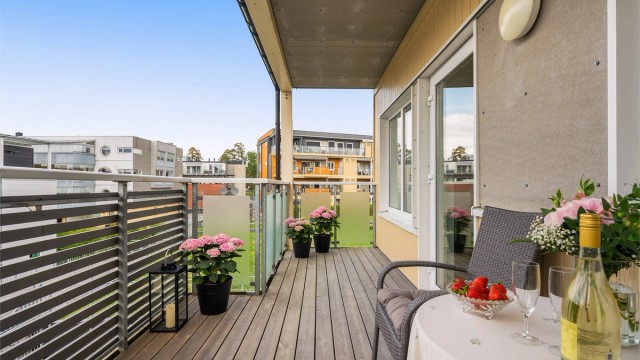 Overbygd balkong på ca. 11 kvm som blir en naturlig forlengelse av boligen på sommerstid