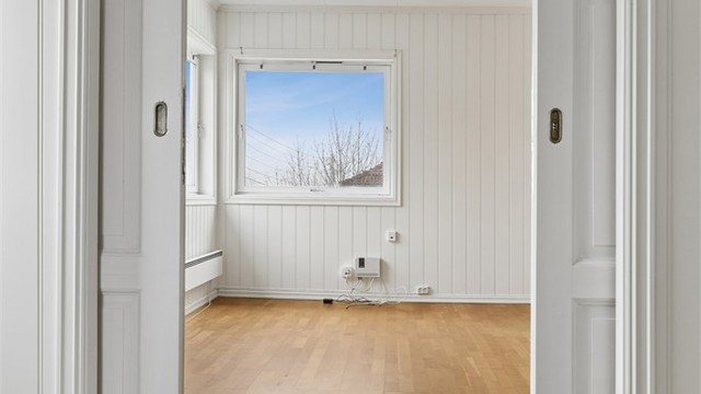 Profilerte innerdører med glassfelt mellom stue og vinterhage bevarer lysflyten.