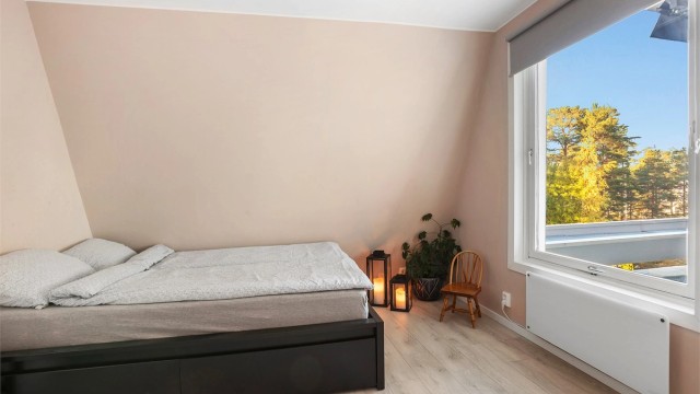 Romslig soverom med god plass til dobbeltseng, skrivepult og garderobeløsning.