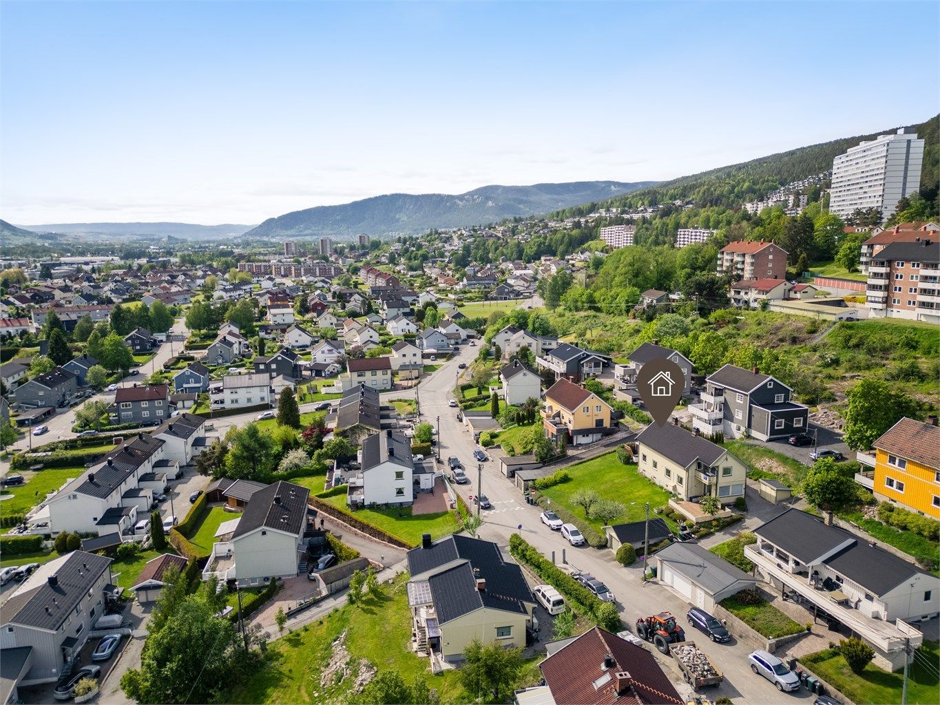 Fra eiendommen er det kort gange til idrettsanlegg, dagligvarebutikker m.m. Det er praktisk avstand til Drammen sentrum med "alle" servicetilbud, som restauranter, kafeer, kjøpesentre, treningsstudio, kino, teater etc.