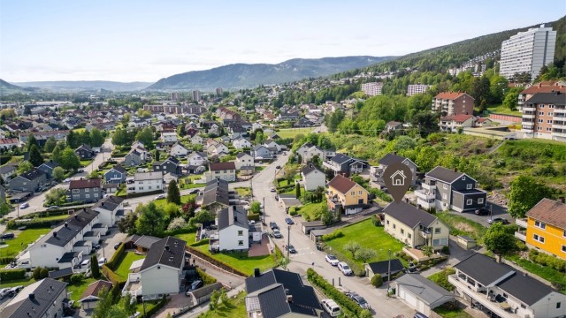 Fra eiendommen er det kort gange til idrettsanlegg, dagligvarebutikker m.m. Det er praktisk avstand til Drammen sentrum med "alle" servicetilbud, som restauranter, kafeer, kjøpesentre, treningsstudio, kino, teater etc.