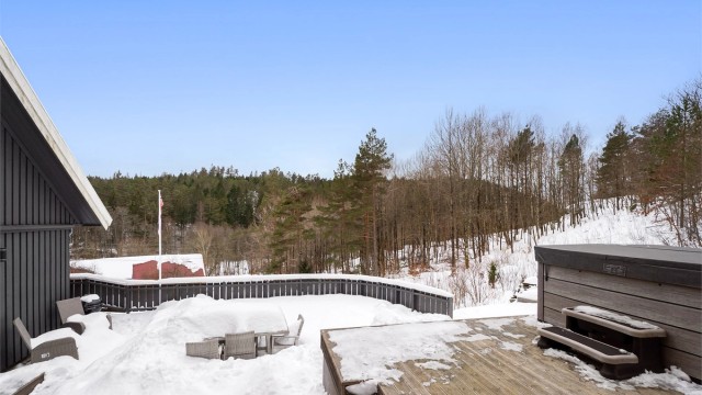 Utsikt mot hage og markterrasse fra hagestue