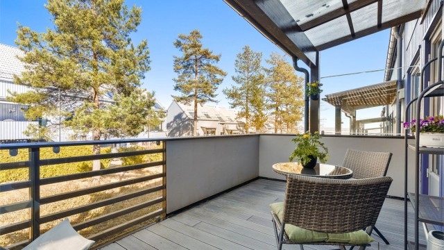 Balkongen med tilgang fra kjøkkenet har plass til utemøbler og utsikt mot fjorden.