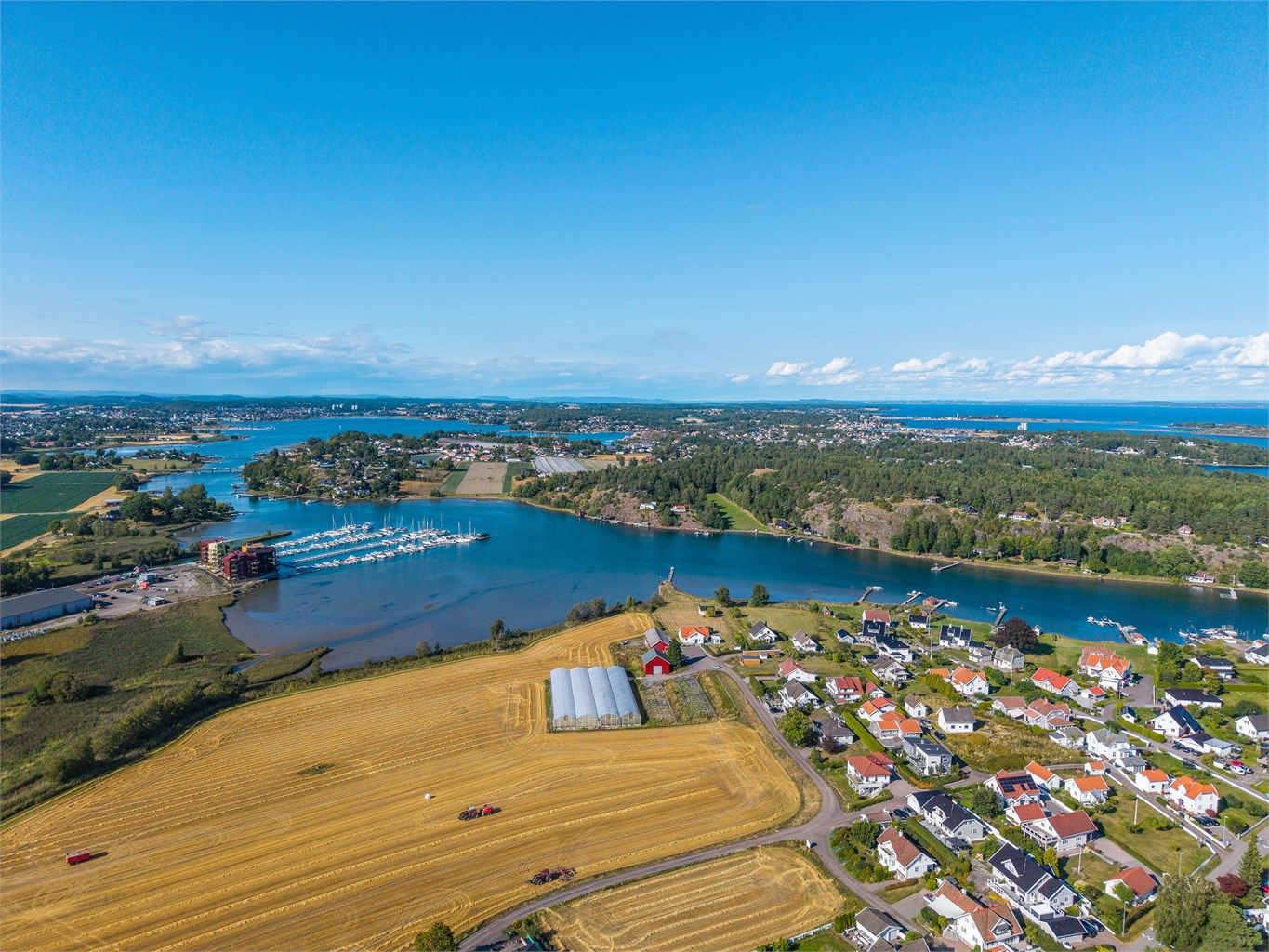 Eiendommen har en attraktiv og tilbaketrukket beliggenhet, men ligger høyt og flott i en rolig stikkvei fra Nesbryggveien. Boligen ligger rolig og attraktivt til, med flotte solforhold og en nydelig utsikt som gir en følelse av både luft og rom. 