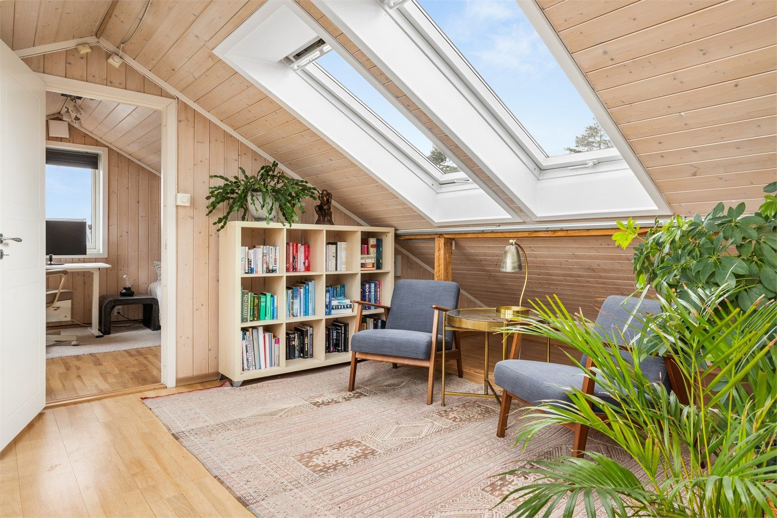 Loftstuen er et lyst og allsidig rom, perfekt som en ekstra TV-stue eller lekeareal for barna.