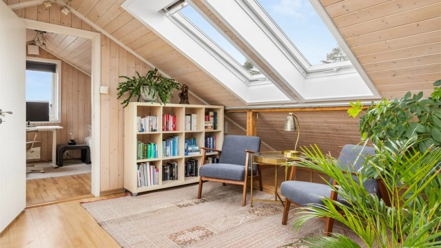 Loftstuen er et lyst og allsidig rom, perfekt som en ekstra TV-stue eller lekeareal for barna.