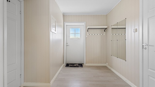 Utleidel i 2. etasje: Gang med plass til skoskap og knagrekke