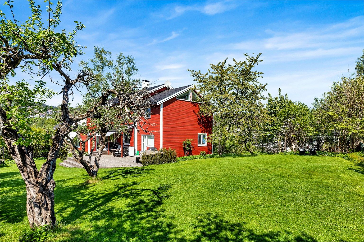 Tomten er fellesareal og det foreligger tinglyst avtale om bruk og fordeling av hagen. 