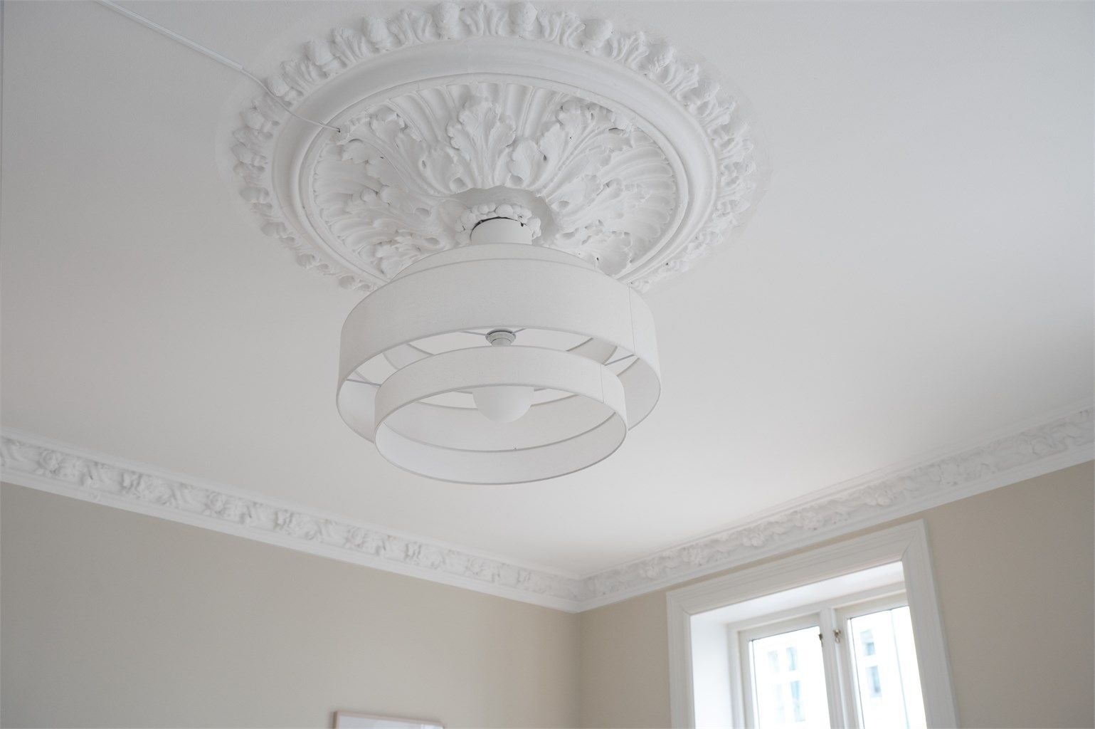 Boligen har vakre, klassiske detaljer som rosett, stukkatur og store vinduer.