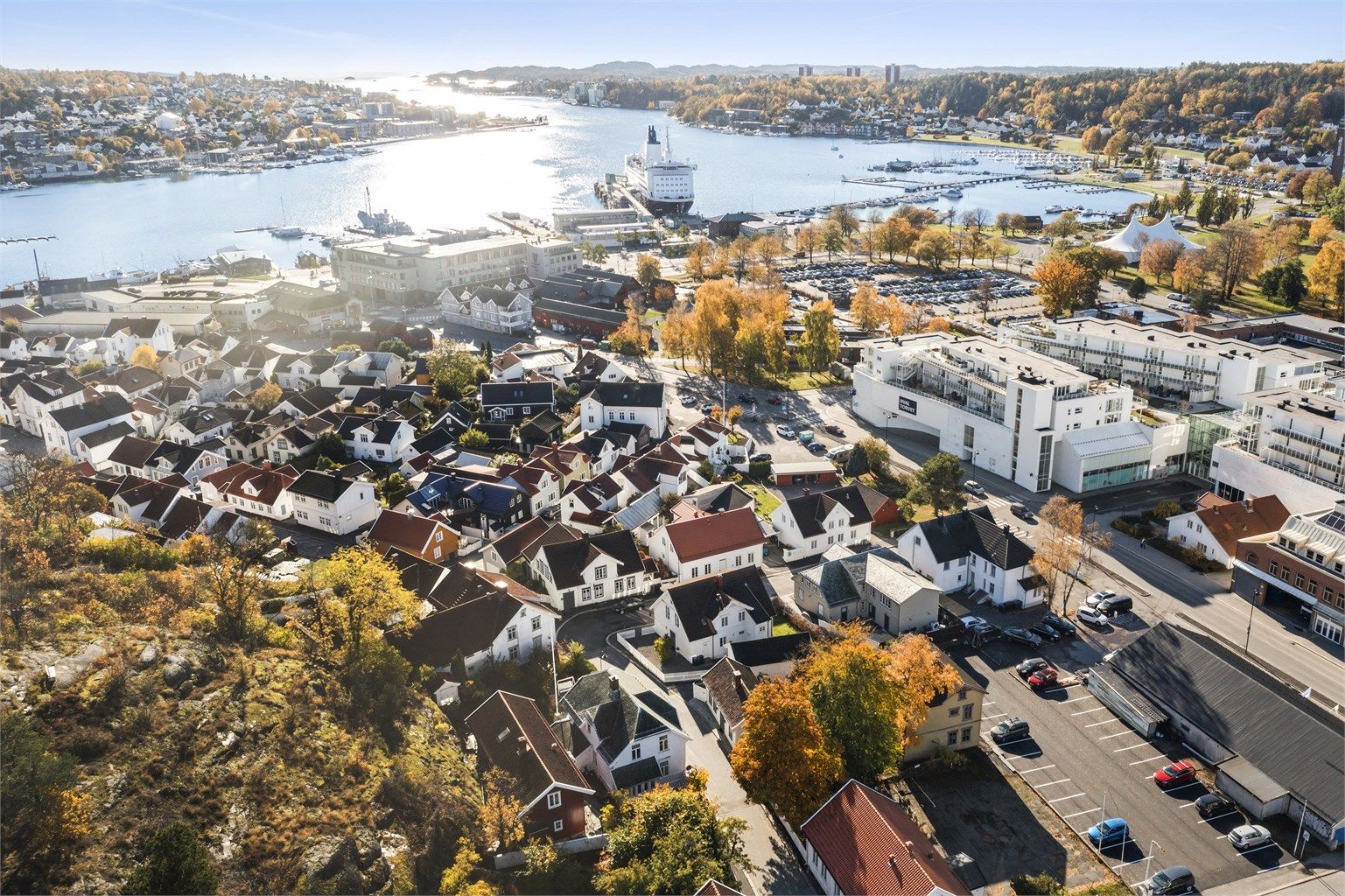 Oversikt over Sandefjord sentrum med sitt hyggelige bymiljø.