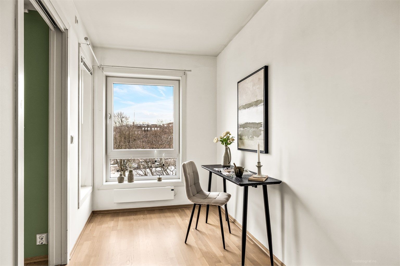 Leilighetens andre soverom passer utmerket som barnerom, gjesterom eller kontor.