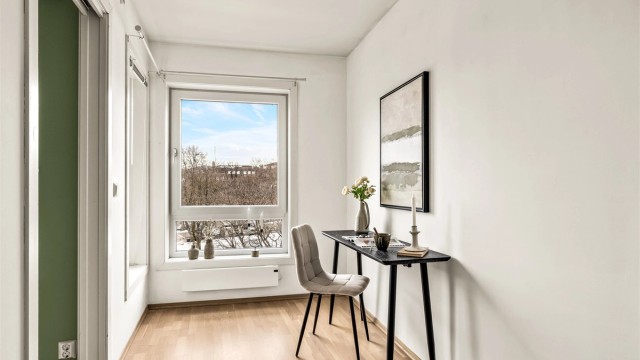 Leilighetens andre soverom passer utmerket som barnerom, gjesterom eller kontor.