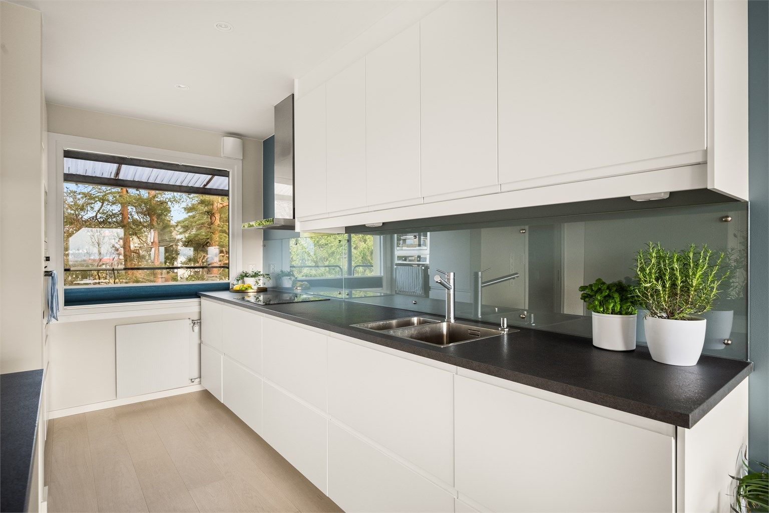 Praktisk kjøkkenløsning med induksjonstopp, komfyrvakt og automatisk vannstopper.