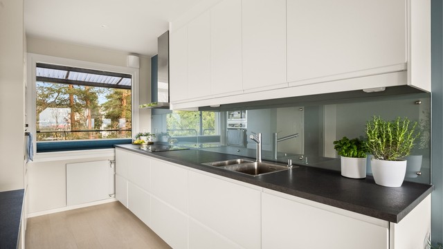 Praktisk kjøkkenløsning med induksjonstopp, komfyrvakt og automatisk vannstopper.