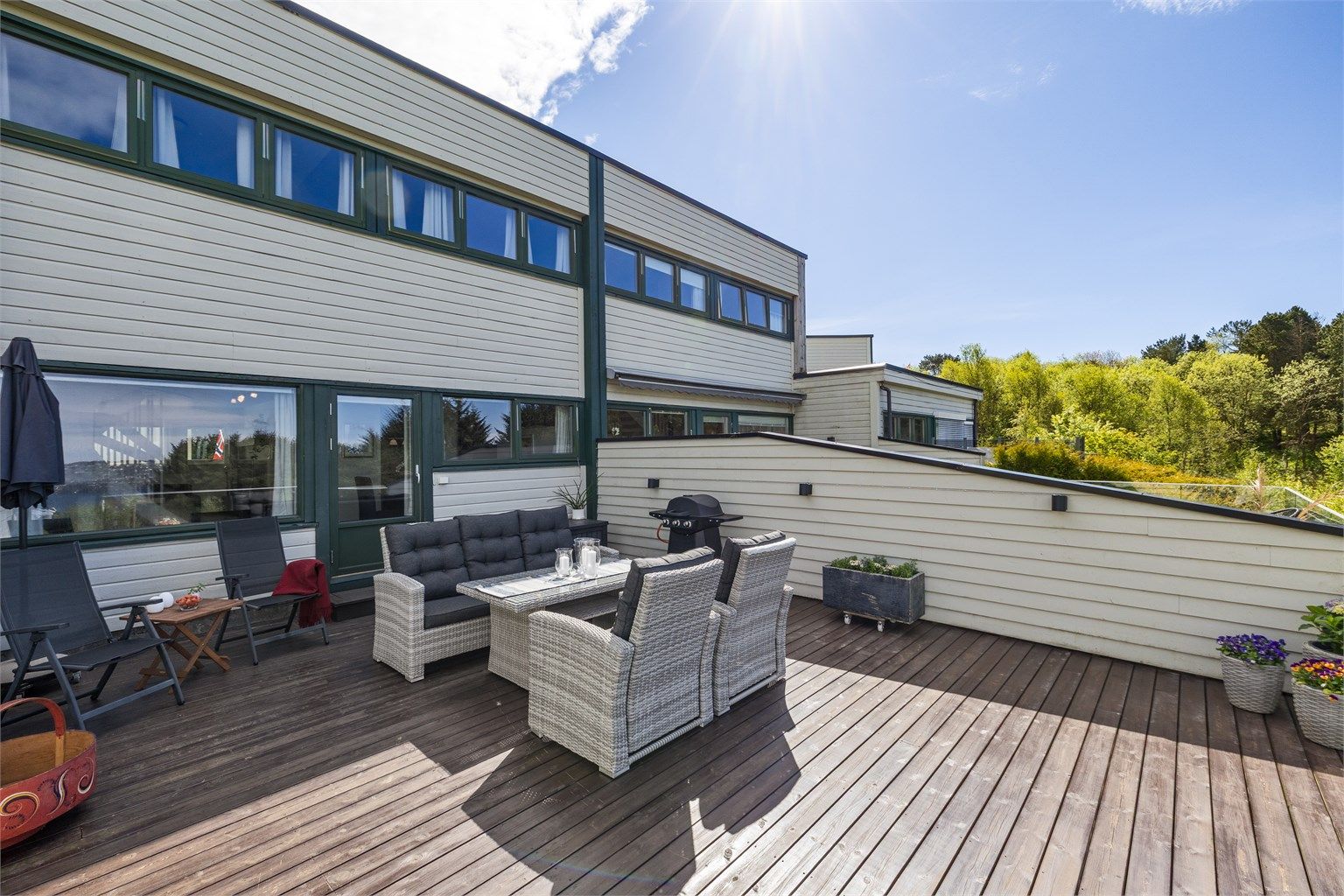 Vestvendt terrasse med gode solforhold ettermiddag og kveld