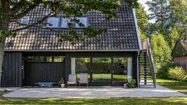 Boligen er i senere år vesentlig påkostet innvendig som utvendig. Hybel er etablert i del av andre etasje.
