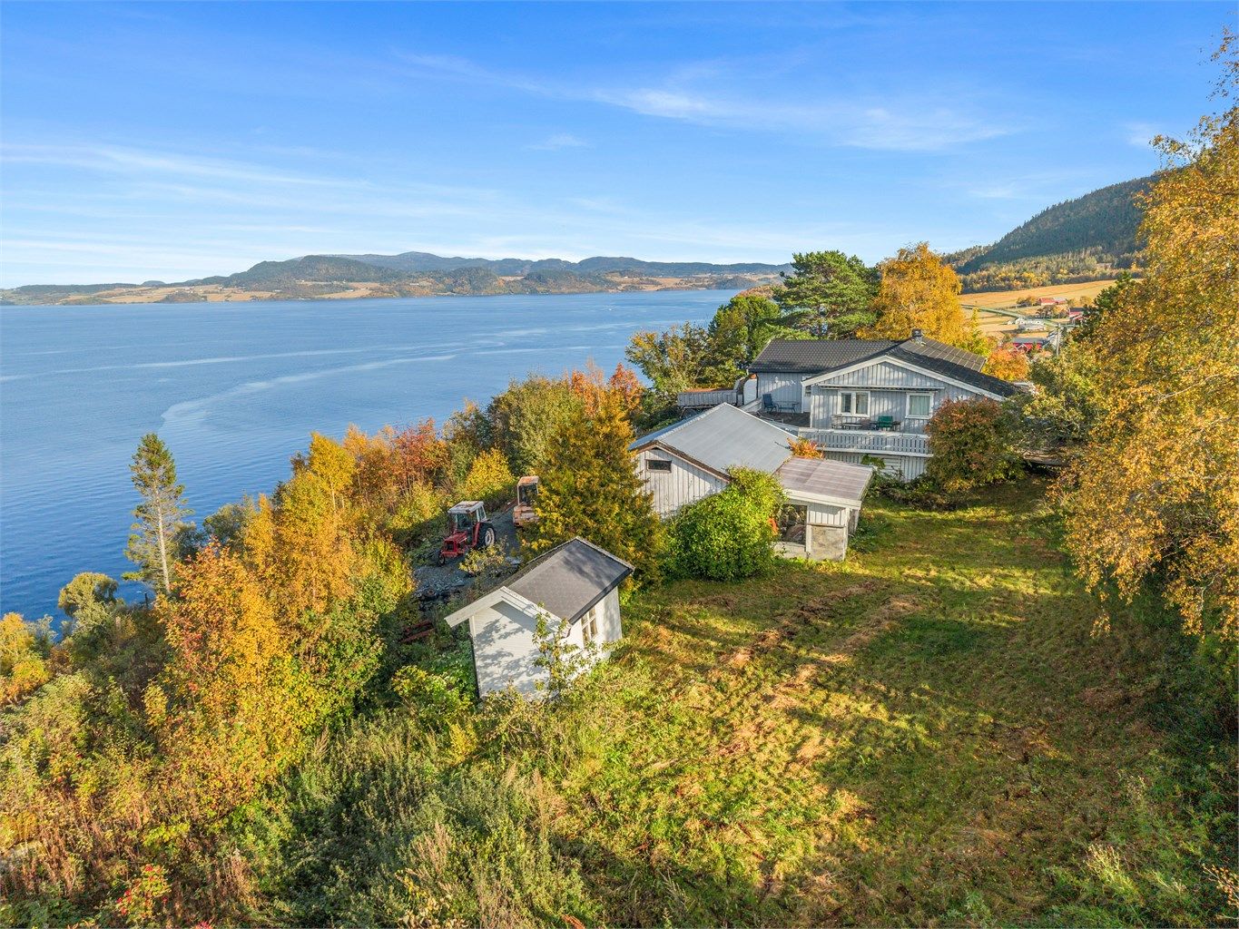 Eiendommen ligger skjermet til med vidstrakt utsikt over Orkdalsfjorden.