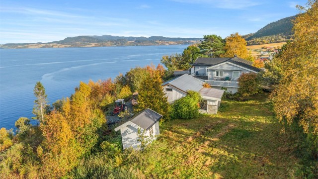 Eiendommen ligger skjermet til med vidstrakt utsikt over Orkdalsfjorden.
