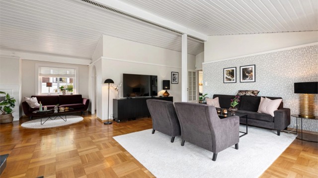 Den åpne planløsningen gir rommet en generøs størrelse og fleksible møbleringsmuligheter