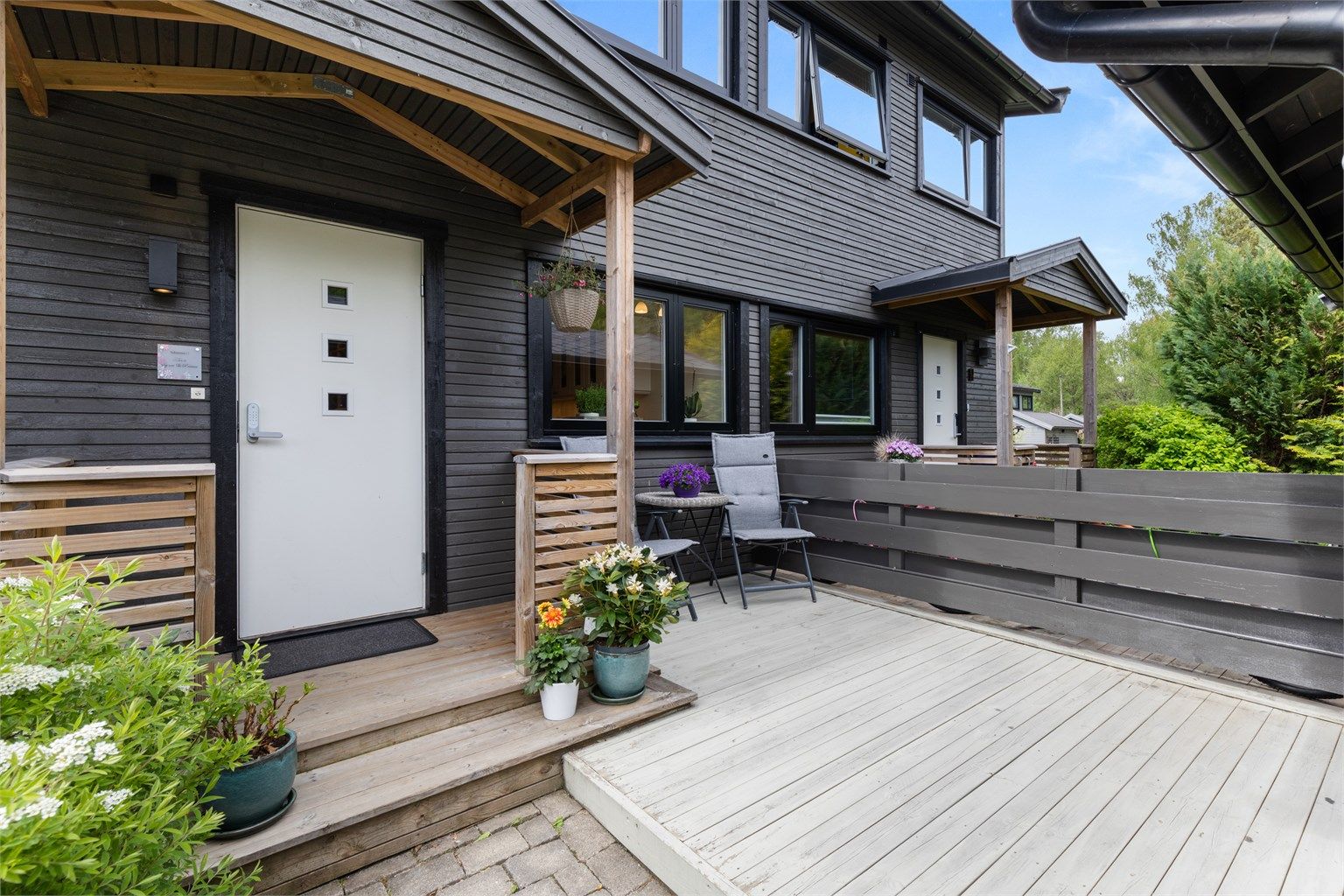 Hyggelig terrasse på ca 6 kvm med formiddagssol ved inngangspartiet