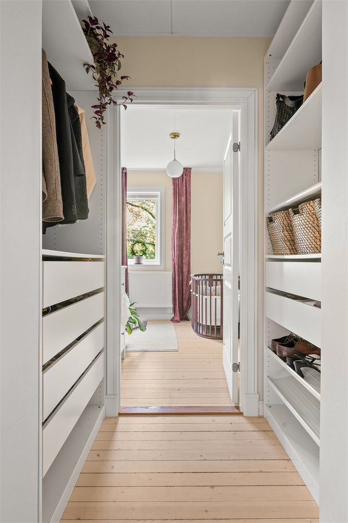 Leilighetens andre soverom har adkomst fra entréen - via en praktisk walk-in garderobe.