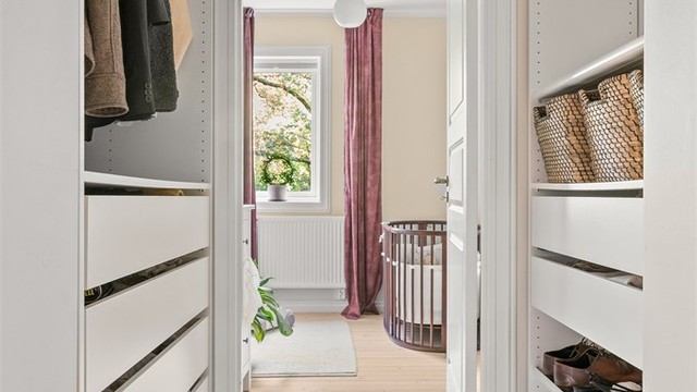 Leilighetens andre soverom har adkomst fra entréen - via en praktisk walk-in garderobe.