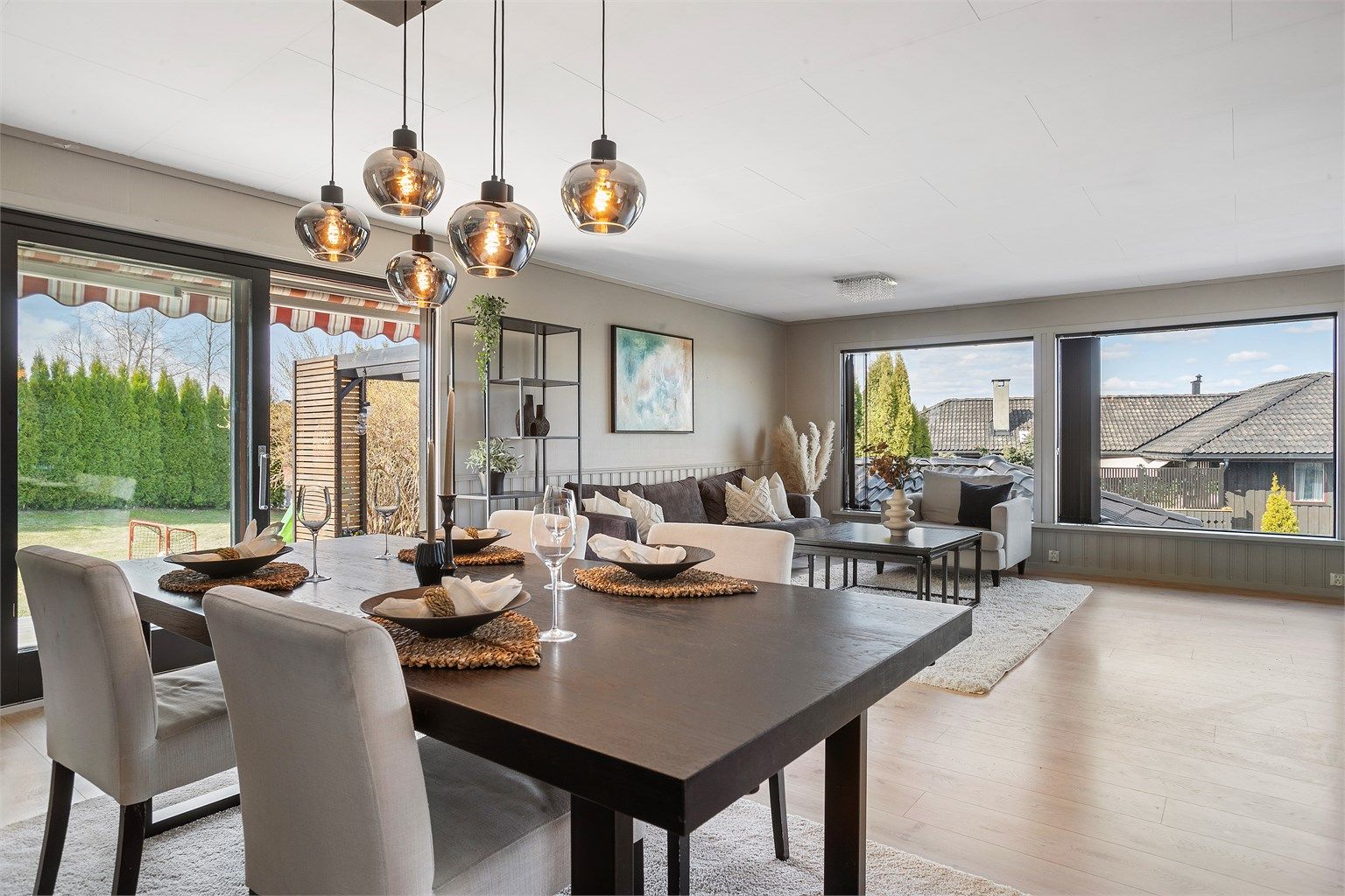 En åpen og sosial planløsning mellom stue og spisestue.