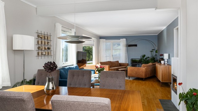 Spisestuen ligger i åpen forbindelse med stuen, men er samtidig definert som en egen sone
