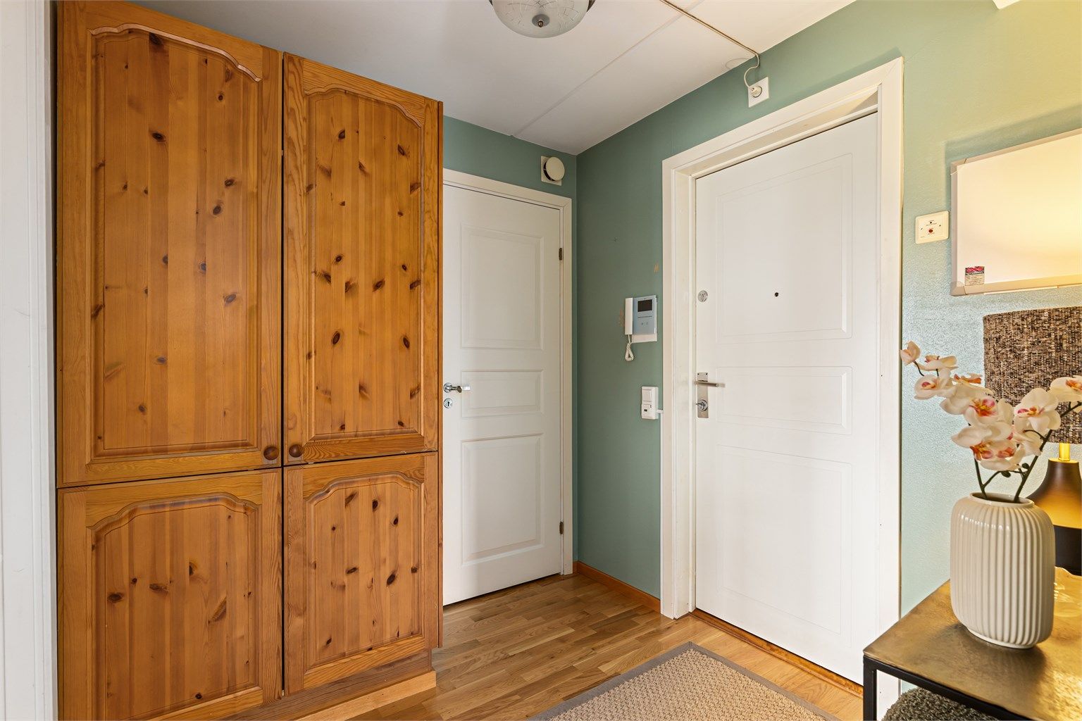 Entré med varmefolie i gulvet og god oppbevaringsplass i garderobeskap.