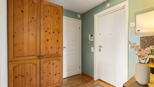 Entré med varmefolie i gulvet og god oppbevaringsplass i garderobeskap.