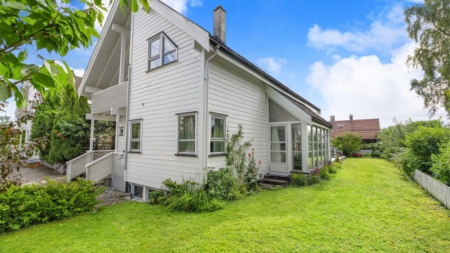 Hagen er pent opparbeidet med plen og diverse beplantning.