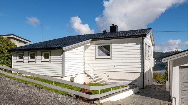 Dobbel garasje på 47 kvm gir rikelig med plass til parkering og lagring.