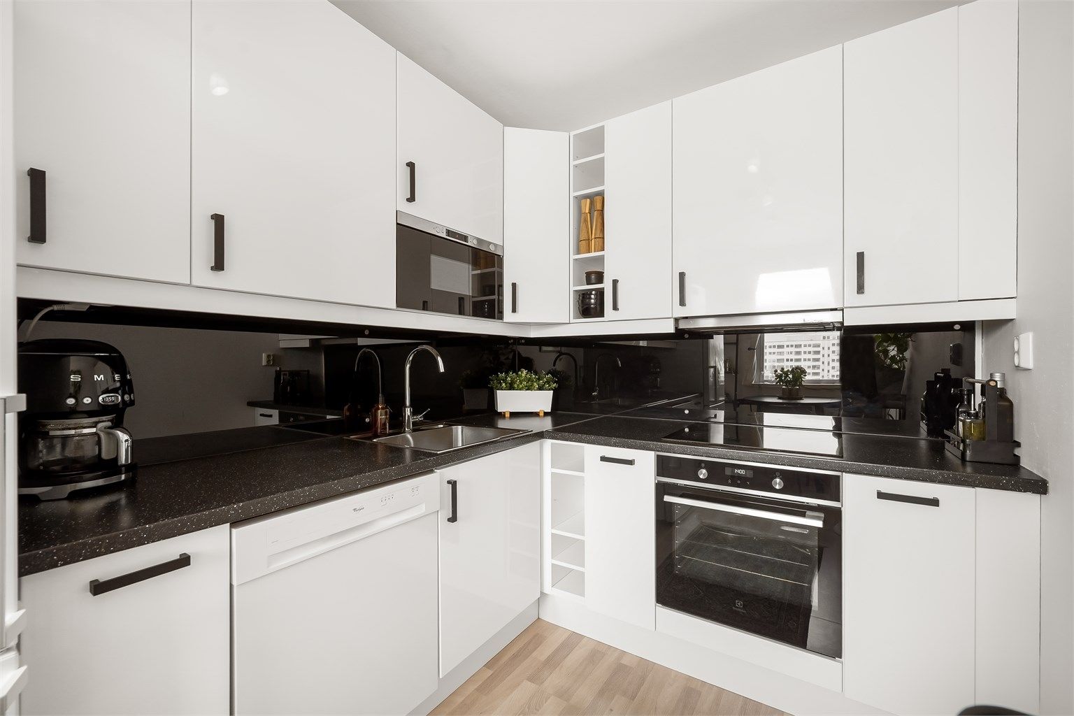 Moderne og stilren IKEA kjøkkeninnredning fra 2014 med glatte fronter.