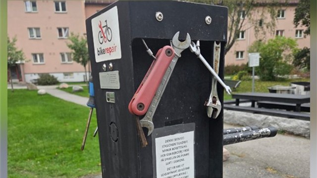 Borettslaget har opparbeidede fellesarealer med sitteplasser og egen servicestasjon for sykkel.