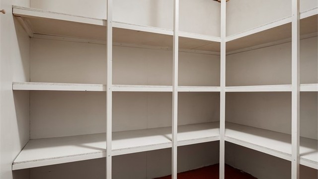 Plassbygde hyller gir effektiv utnyttelse av lagringsplassen.
