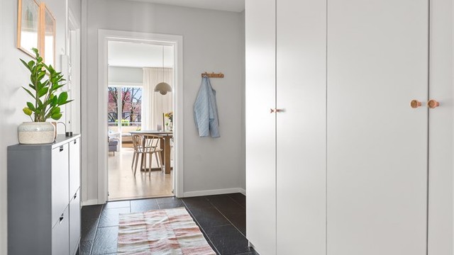 Den romslige gangen har en hel vegg med garderobeskap som gir utmerket lagringskapasitet.