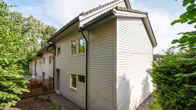Stor boltreplass rundt enderekkehuset. Flere naboer har satt opp platting her, og det er god plass i blomsterbedene for hobbygartneren.